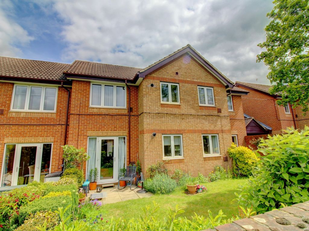 2 bed flat for sale in Rosewood Gardens, High Wycombe, Buckinghamshire HP12, £120,000