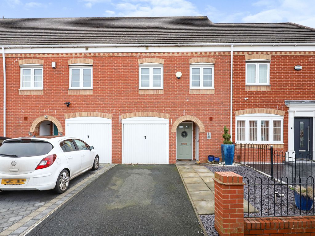 3 bed town house for sale in Smallshire Close, Wednesfield, Wolverhampton WV11, £270,000