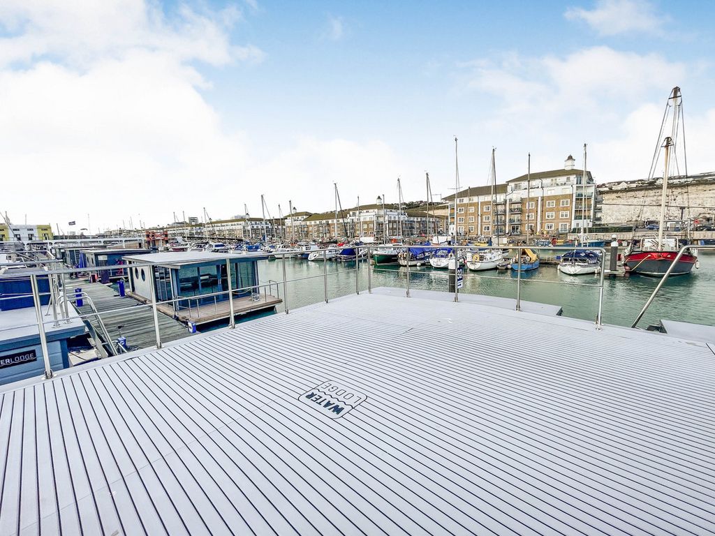 2 bed flat for sale in Brighton Marina, Brighton BN2, £225,000