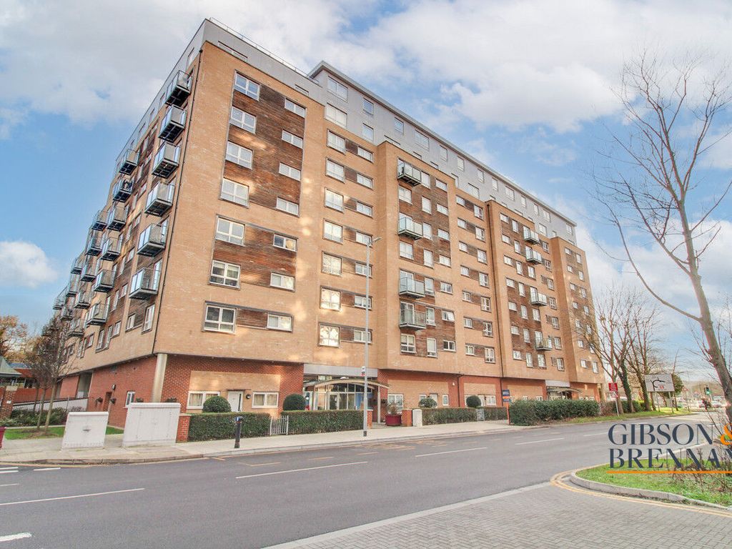 2 bed flat for sale in Cherrydown East, Basildon SS16, £260,000
