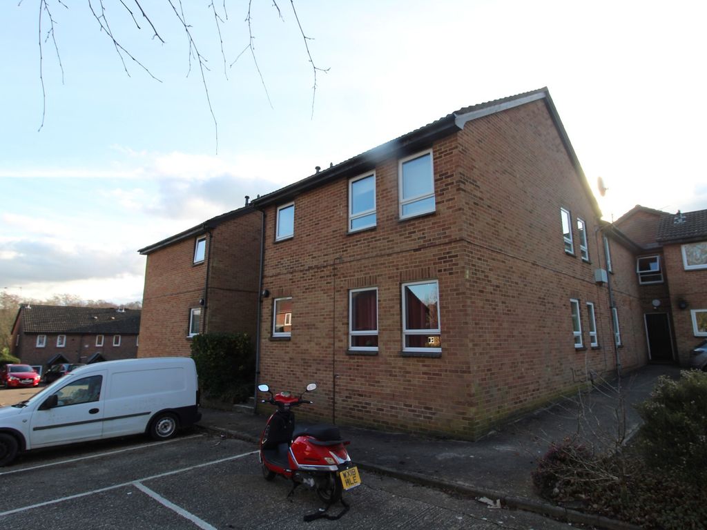 1 bed flat for sale in Hillingdale, Crawley, West Sussex. RH11, £125,000