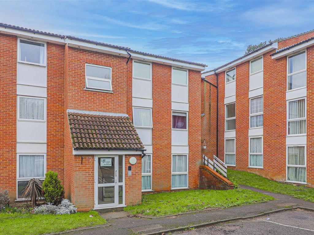 2 bed flat for sale in Marley Court, Berners Way, Broxbourne EN10, £210,000