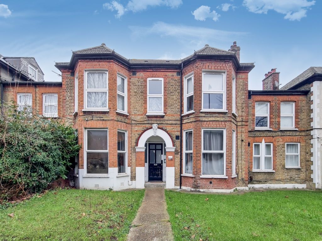 2 bed flat for sale in Brownhill Road, London SE6, £300,000