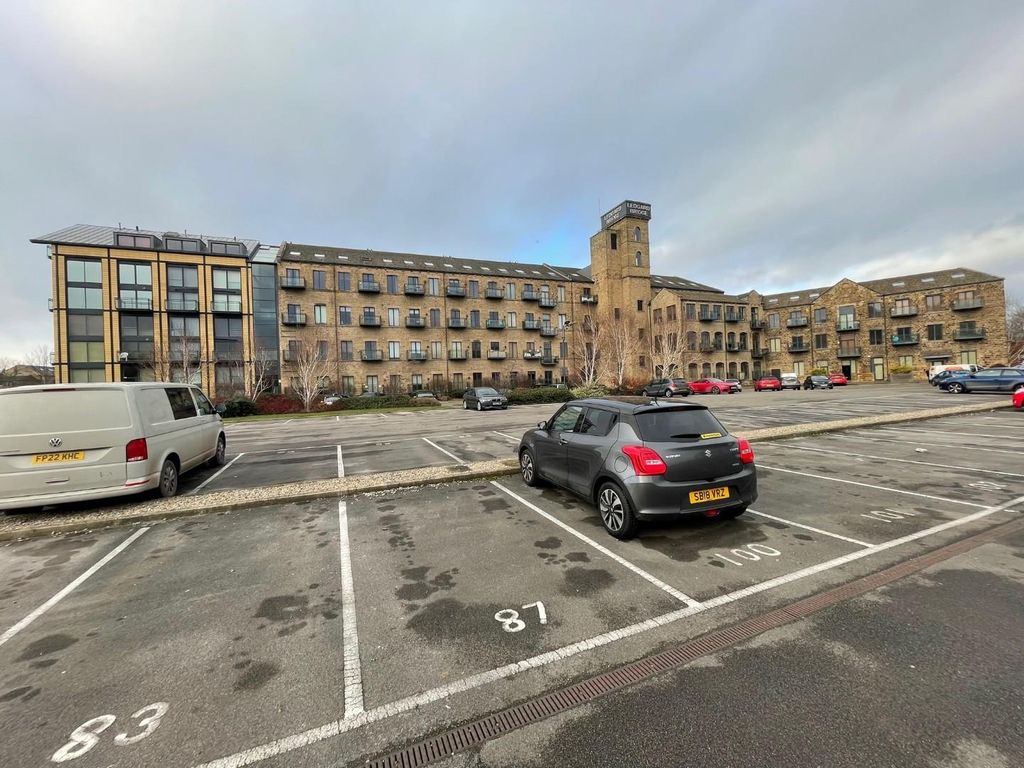 1 bed flat for sale in Ledgard Wharf, Mirfield WF14, £60,000