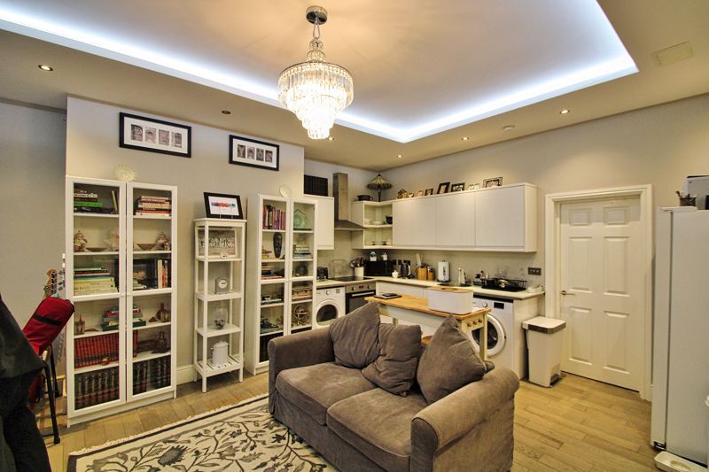 1 bed flat for sale in High Street, Wallingford OX10, £230,000