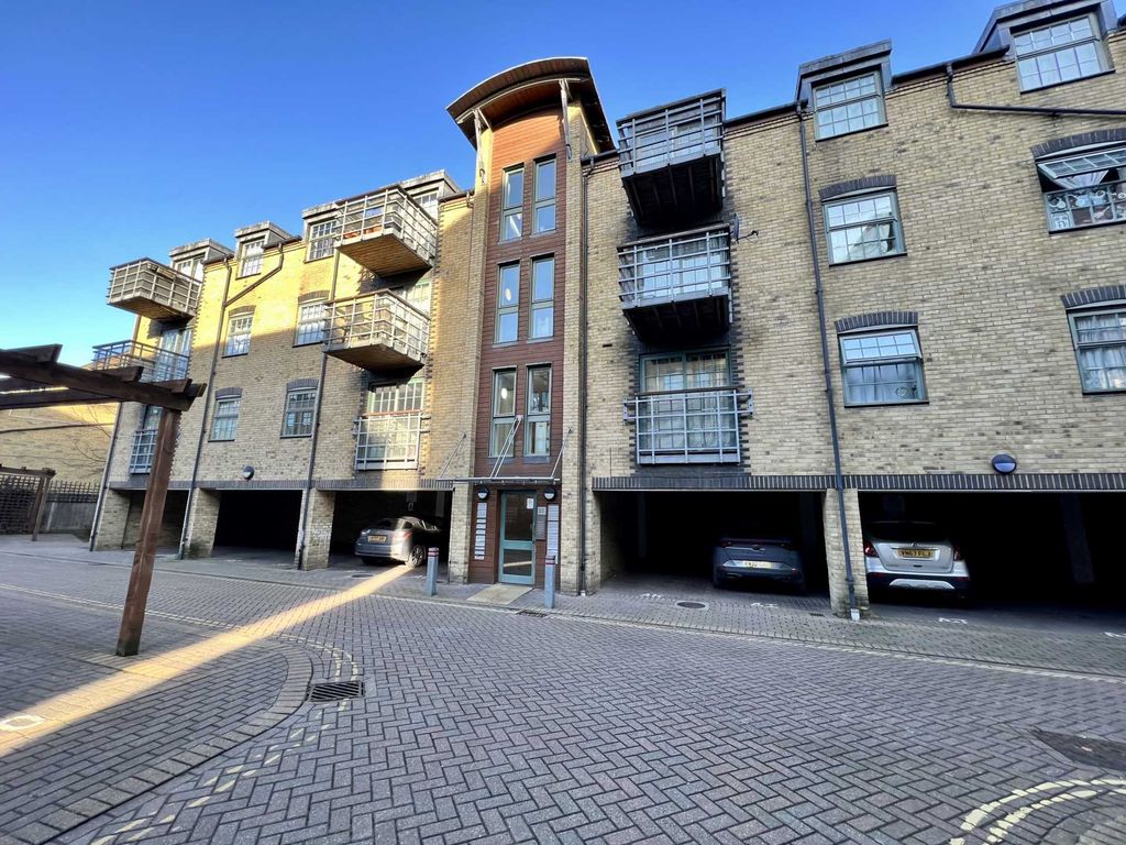 2 bed flat for sale in Abbey Road, Barking IG11, £270,000