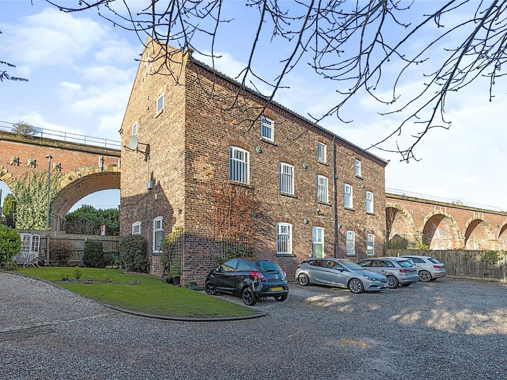 2 bed flat for sale in West Street, Yarm, Durham TS15, £130,000
