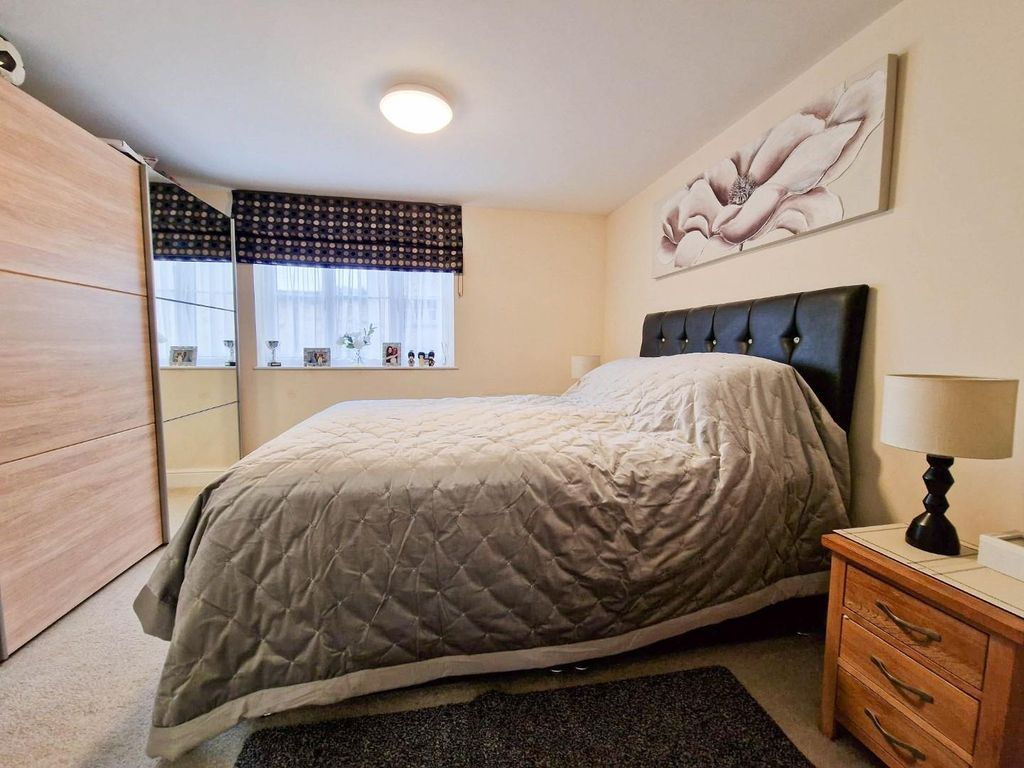 2 bed flat for sale in Greenaways, Ebley, Stroud GL5, £200,000