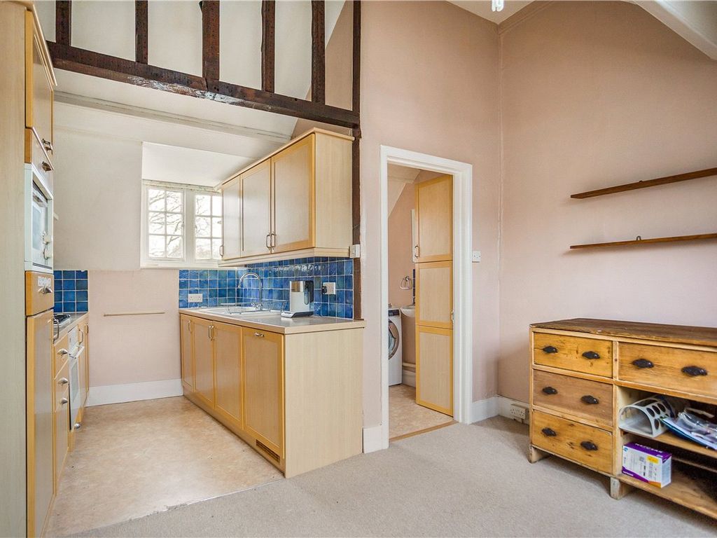 3 bed flat for sale in High Street, Marlborough, Wiltshire SN8, £329,000