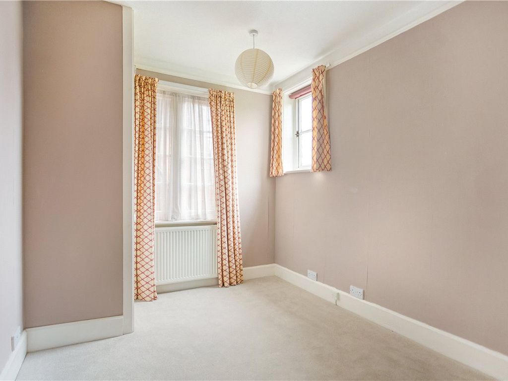 3 bed flat for sale in High Street, Marlborough, Wiltshire SN8, £329,000