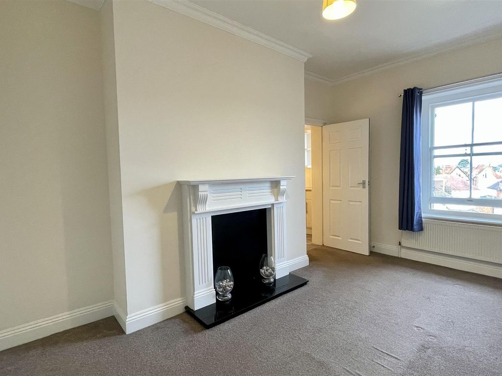 1 bed flat for sale in The Crescent, Boscombe, Bournemouth BH1, £139,950