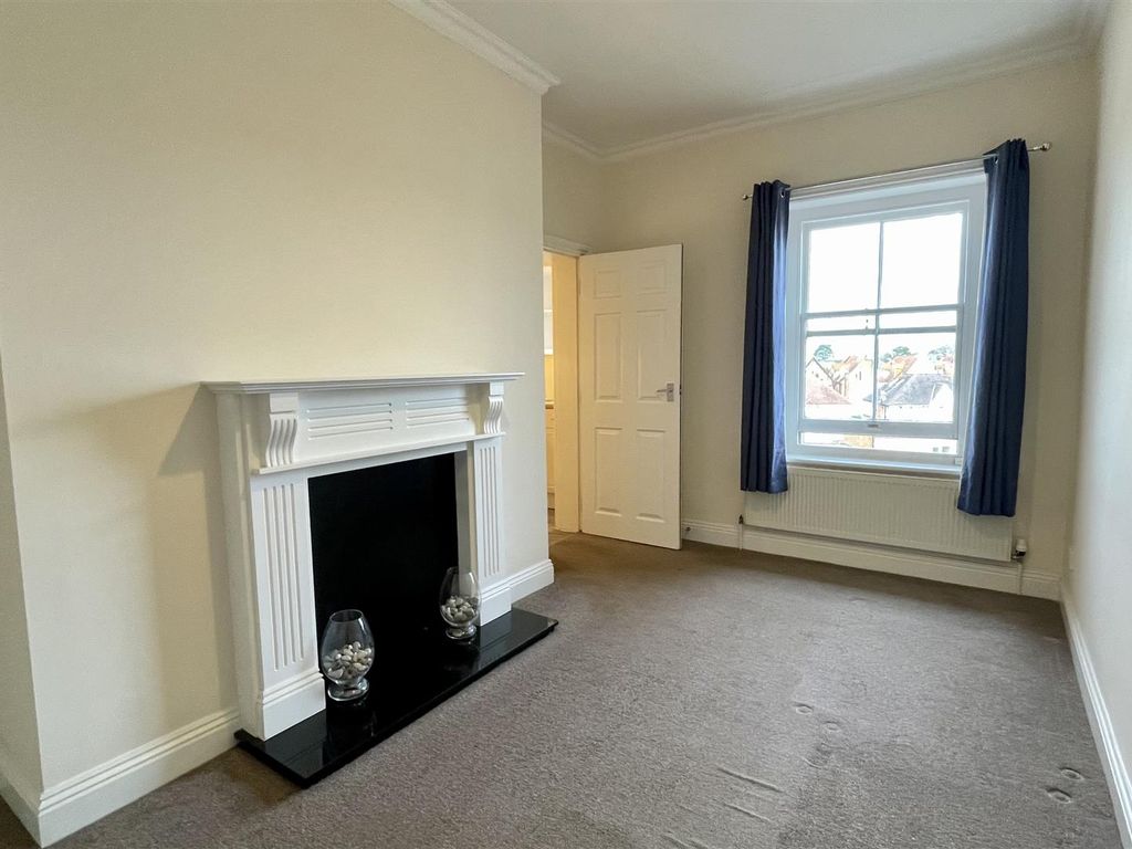 1 bed flat for sale in The Crescent, Boscombe, Bournemouth BH1, £139,950