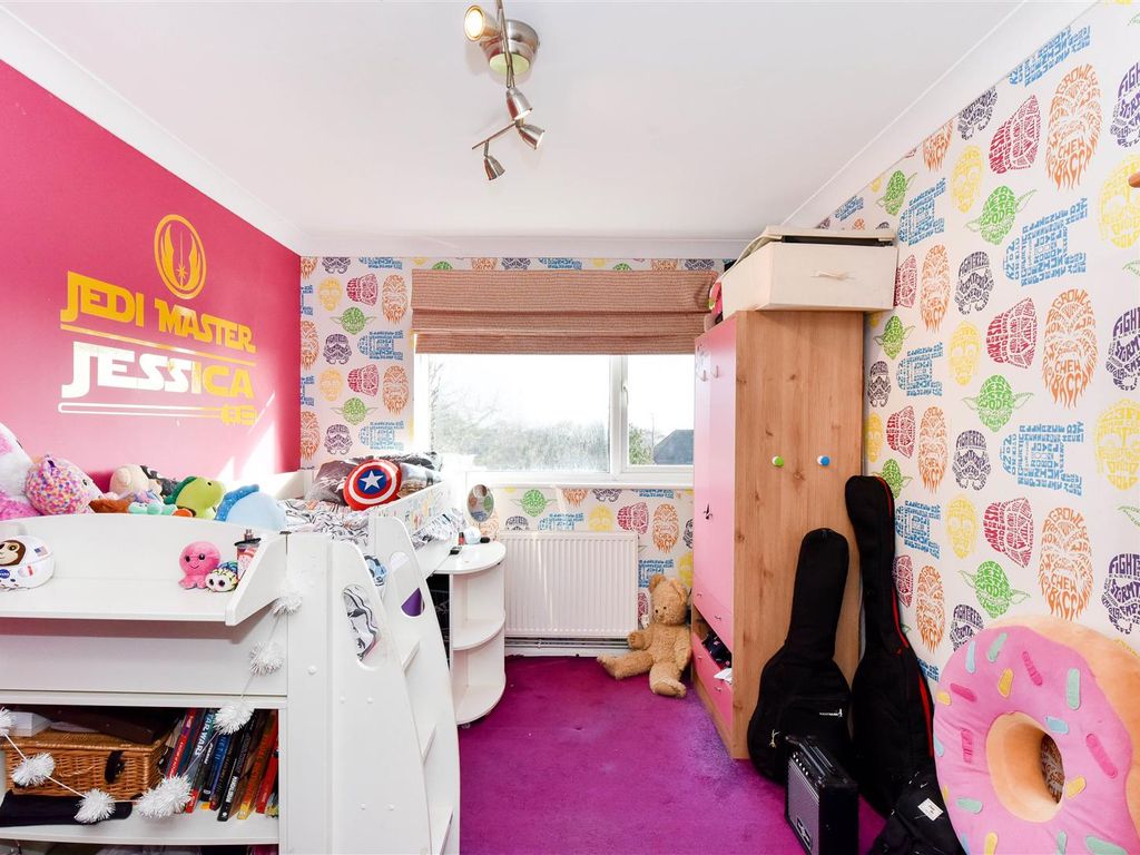 2 bed flat for sale in Buckingham Road, London E18, £325,000