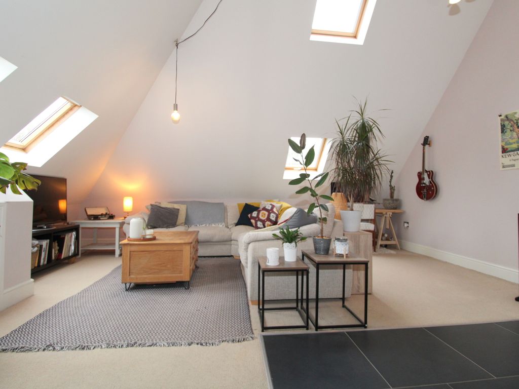 2 bed flat for sale in Upper Halliford Road, Shepperton TW17, £310,000