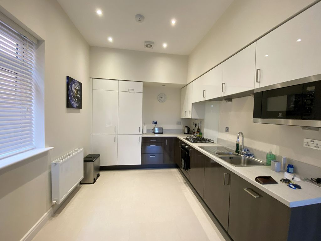 1 bed flat for sale in Market Court, Old Dickens Heath Road, Dickens Heath B90, £170,000