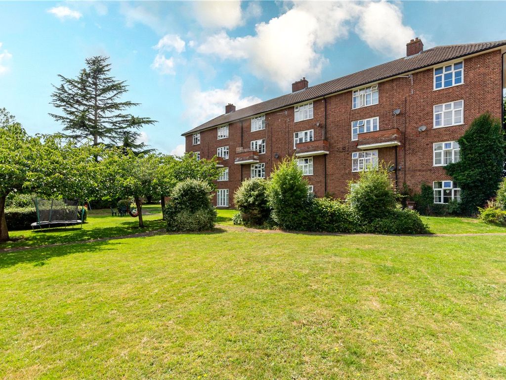 2 bed flat for sale in Springfields, Welwyn Garden City, Hertfordshire AL8, £265,000