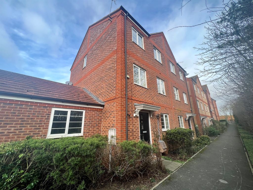 4 bed town house for sale in Newport Pagnell Road, Wootton, Northampton NN4, £300,000