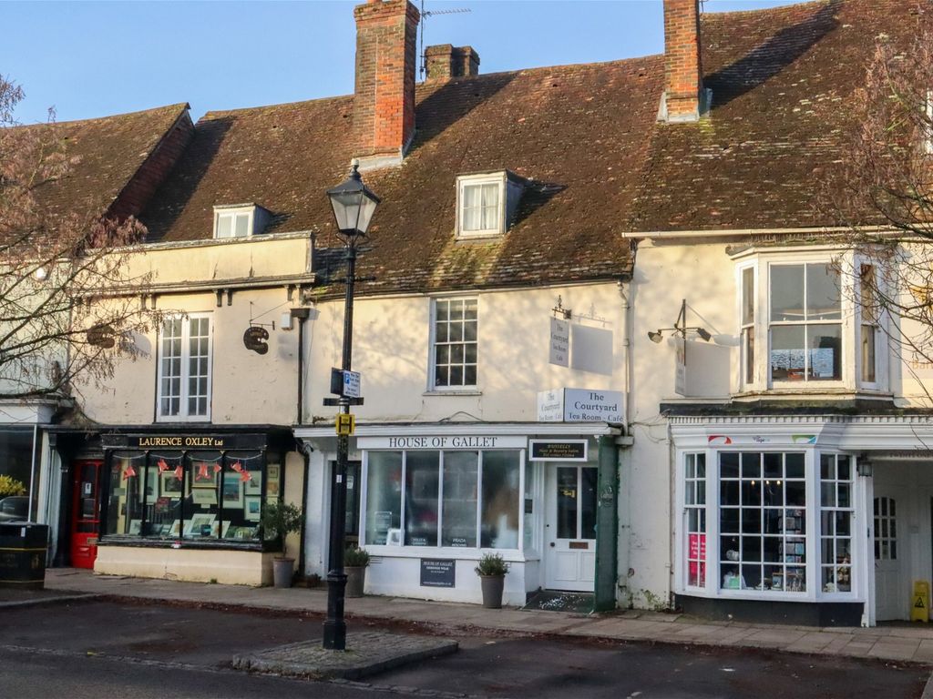 2 bed flat for sale in Broad Street, Alresford SO24, £295,000