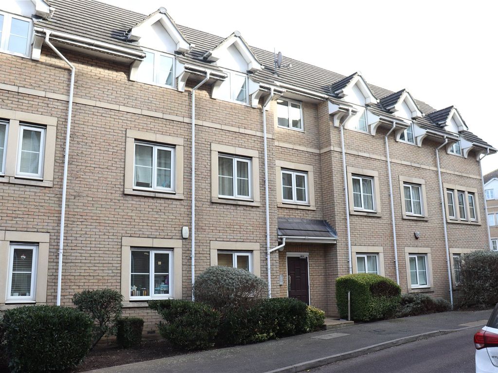 1 bed flat for sale in Walnut Close, Steepleview, Laindon, Basildon SS15, £170,000