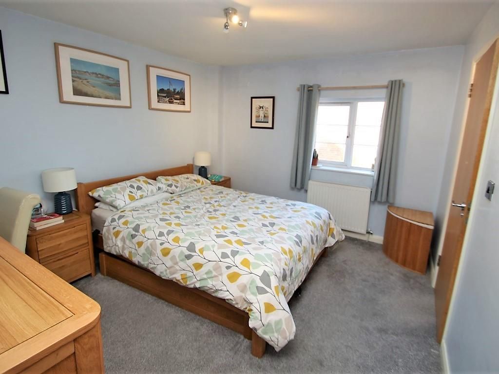 2 bed flat for sale in Kentwood Hill, Tilehurst, Reading RG31, £210,000