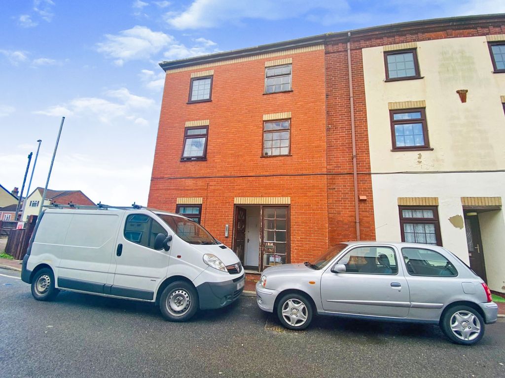 1 bed flat for sale in Priory Plain, Great Yarmouth NR30, £70,000