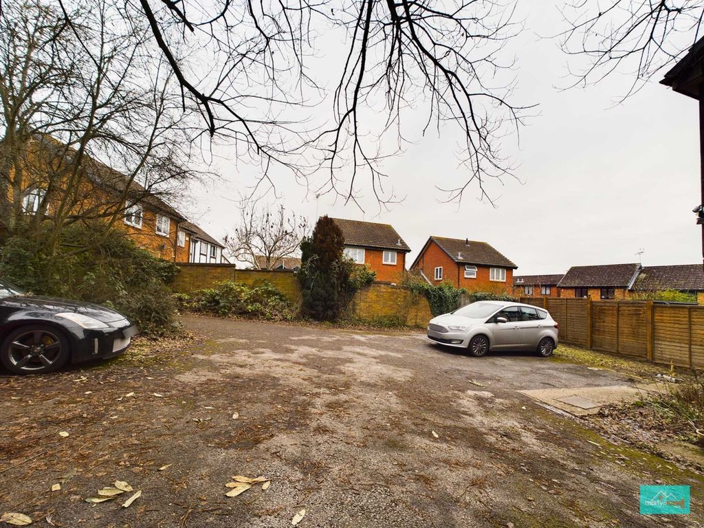 1 bed flat for sale in Ratby Close, Reading RG6, £175,000