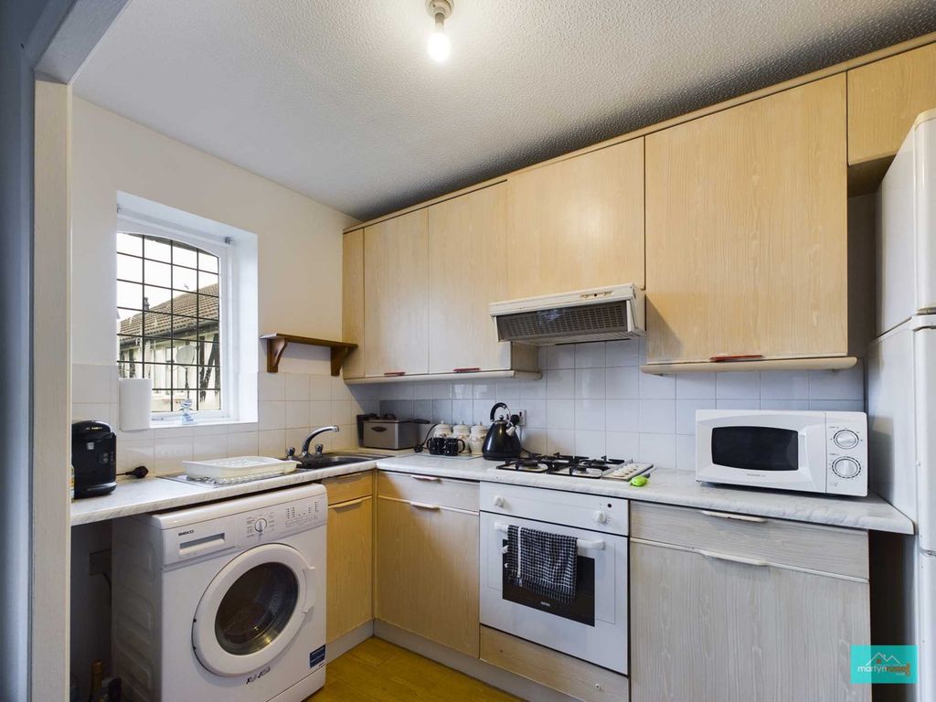 1 bed flat for sale in Ratby Close, Reading RG6, £175,000