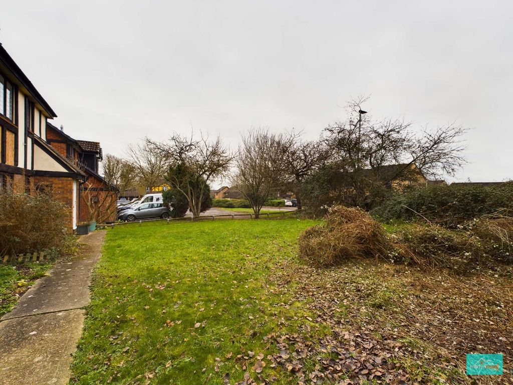 1 bed flat for sale in Ratby Close, Reading RG6, £175,000