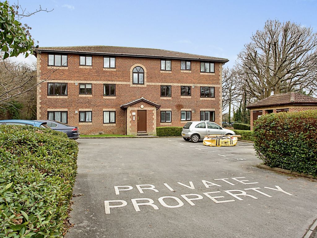 1 bed flat for sale in Barrow Down Gardens, Southampton SO19, £110,000
