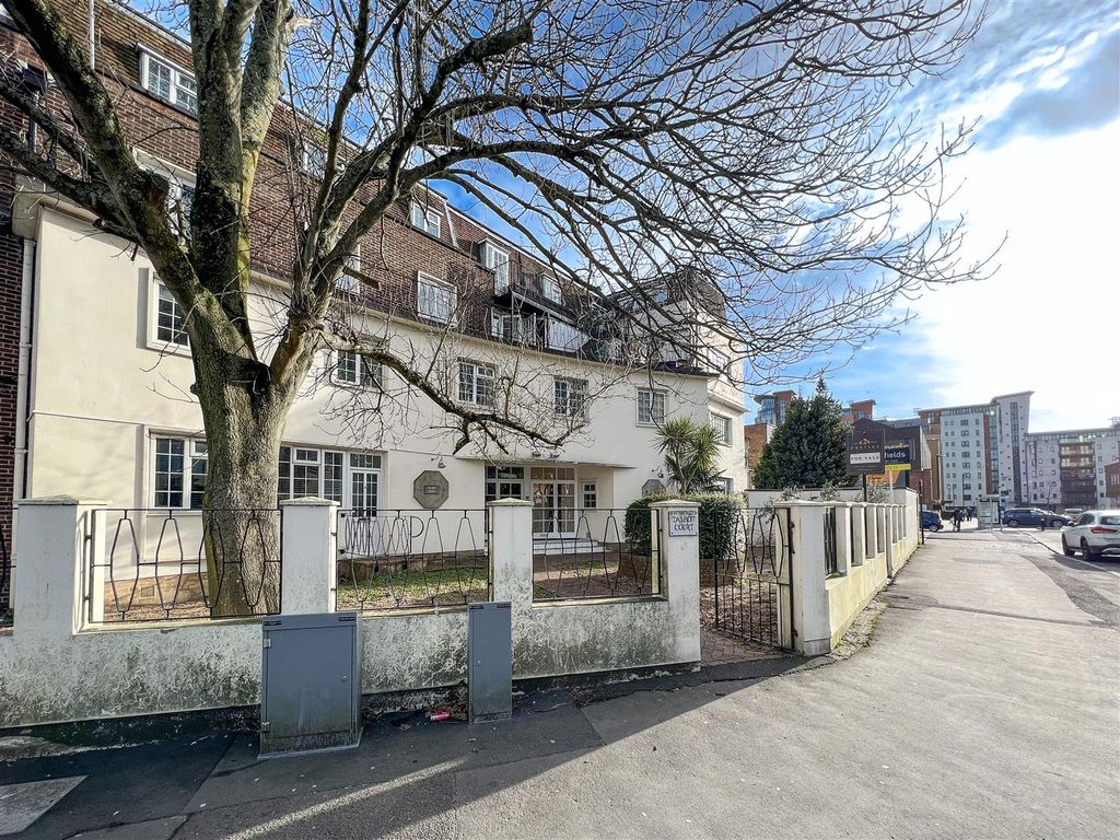 1 bed flat for sale in Queensway, Southampton SO14, £120,000