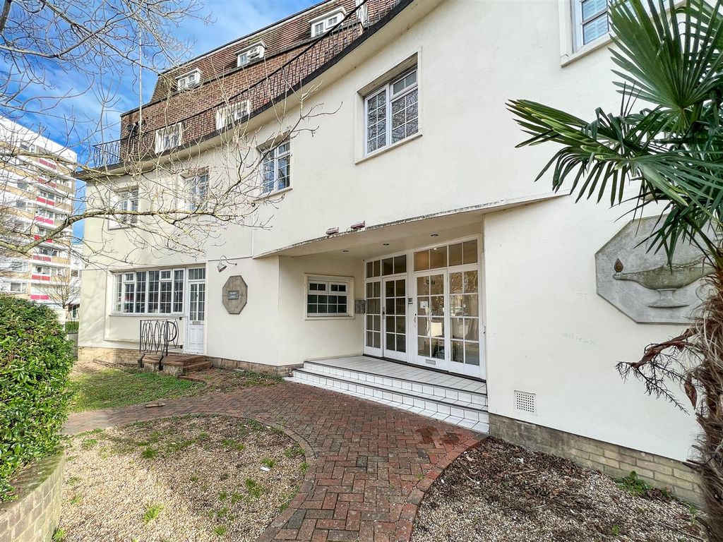 1 bed flat for sale in Queensway, Southampton SO14, £120,000