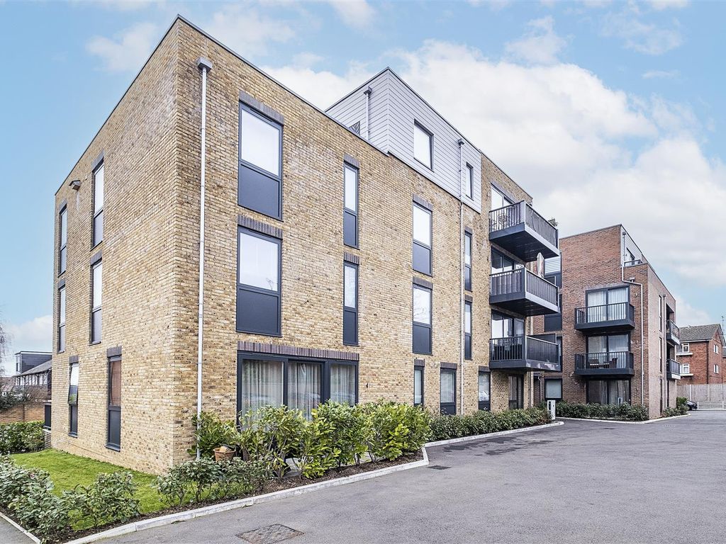 1 bed flat for sale in East Street, Epsom KT17, £300,000