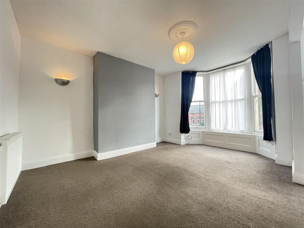 3 bed flat for sale in Falsgrave Road, Scarborough YO12, £95,000