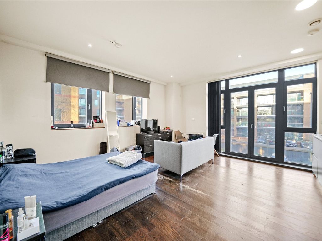 1 bed flat for sale in Jessop Court, Uxbridge UB8, £215,000