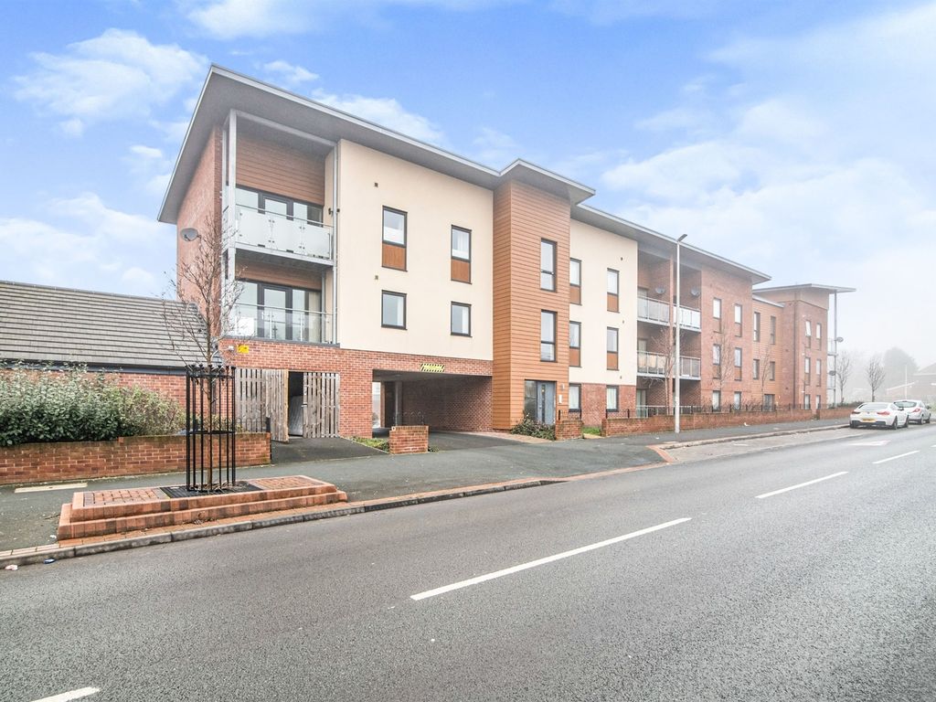 2 bed flat for sale in Claypit Lane, West Bromwich B70, £130,000