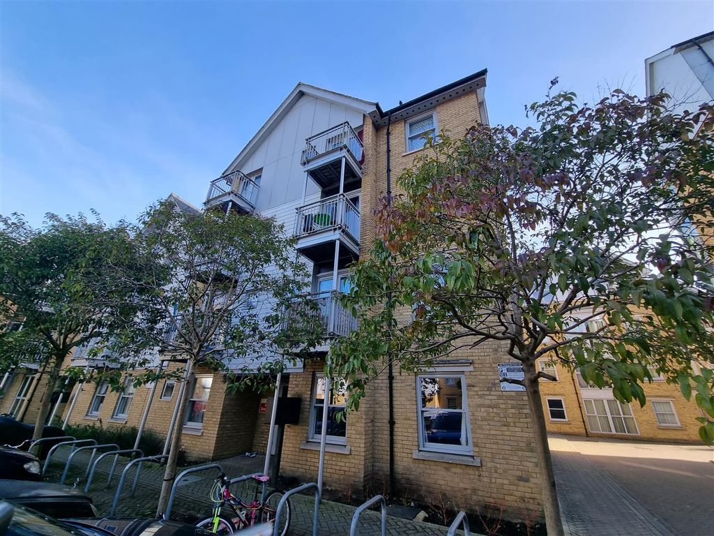 3 bed flat for sale in Bingley Court, Canterbury CT1, £230,000