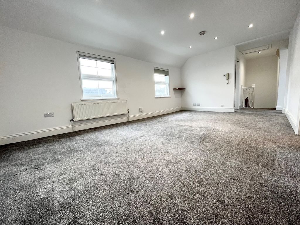 2 bed flat for sale in Grosvenor Street, Cheltenham GL52, £150,000