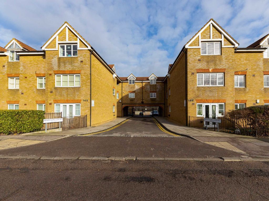 1 bed flat for sale in Great North Way, London NW4, £300,000