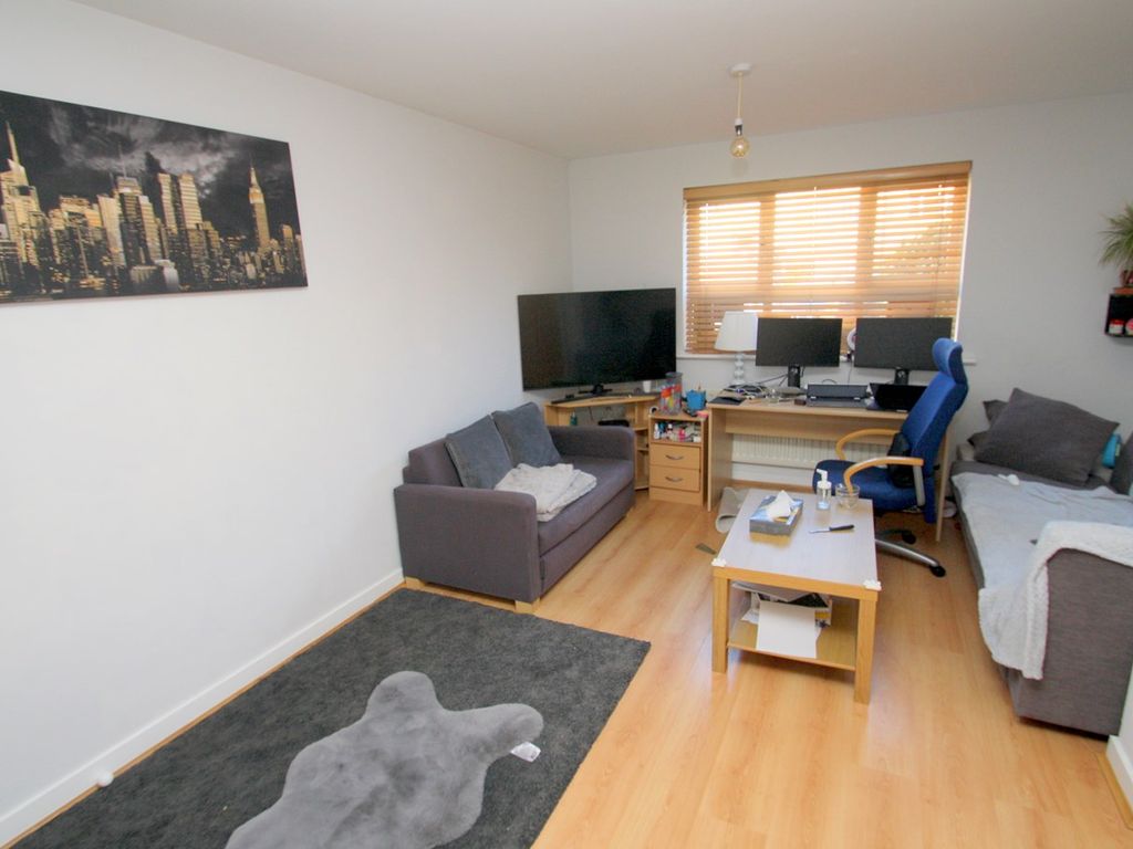 1 bed flat for sale in Chertsey Road, Feltham TW13, £232,000