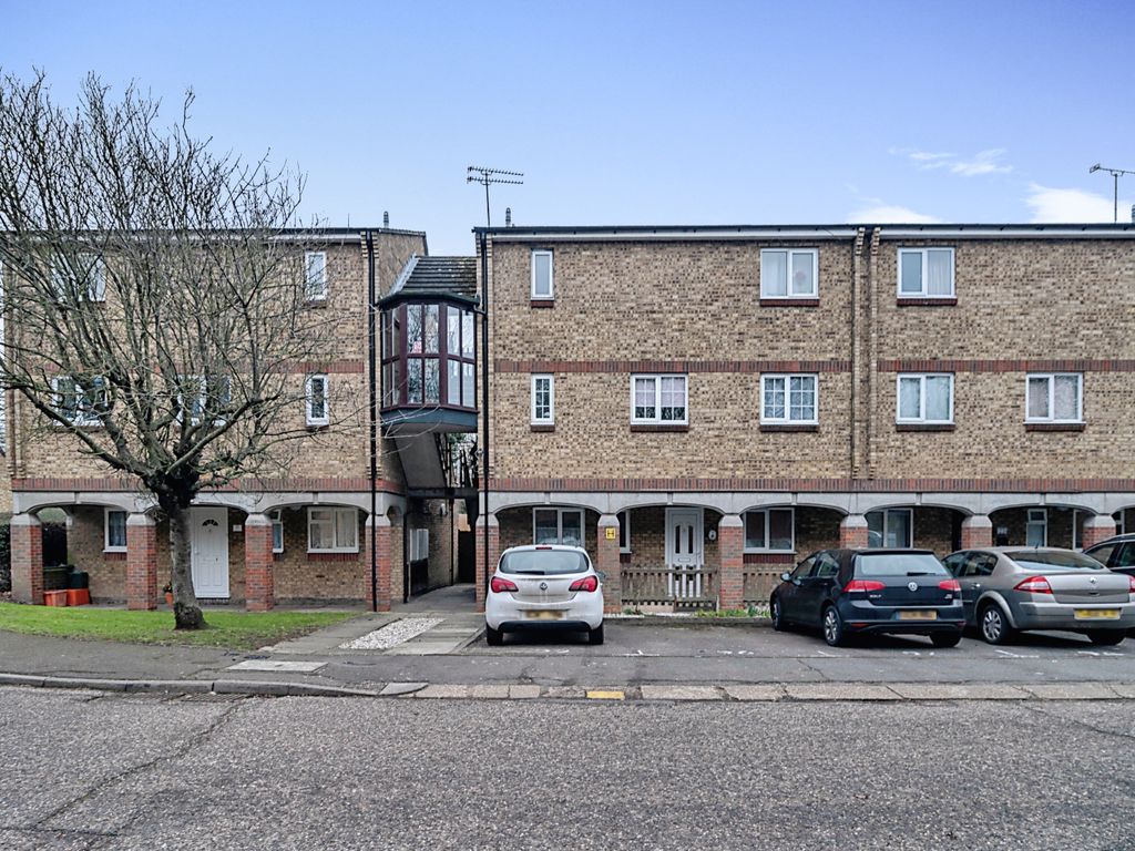 1 bed flat for sale in Woodstock Crescent, Laindon, Essex SS15, £185,000