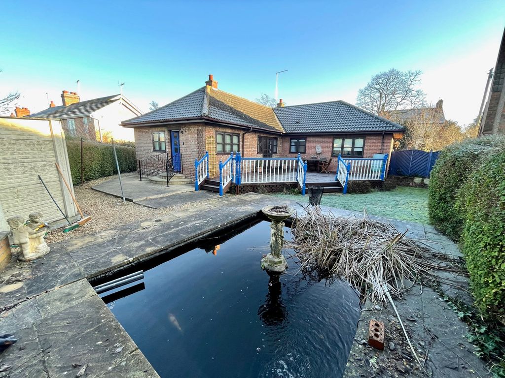 3 bed detached bungalow for sale in London Road, Peterborough PE2, £300,000