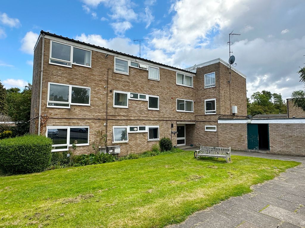 2 bed flat for sale in Bowling Close, Harpenden AL5, £300,000