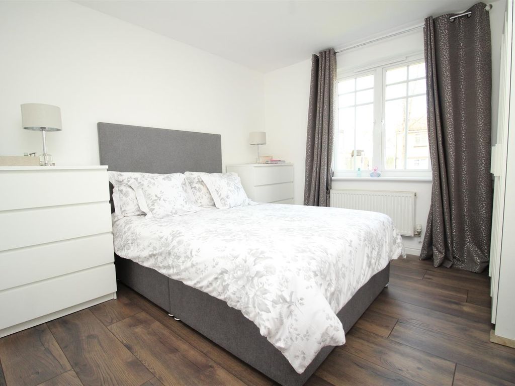 2 bed flat for sale in London Road, Hemel Hempstead HP3, £260,000