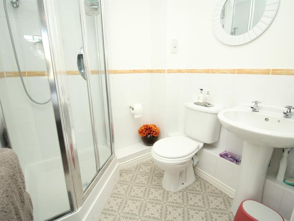 2 bed flat for sale in London Road, Hemel Hempstead HP3, £260,000