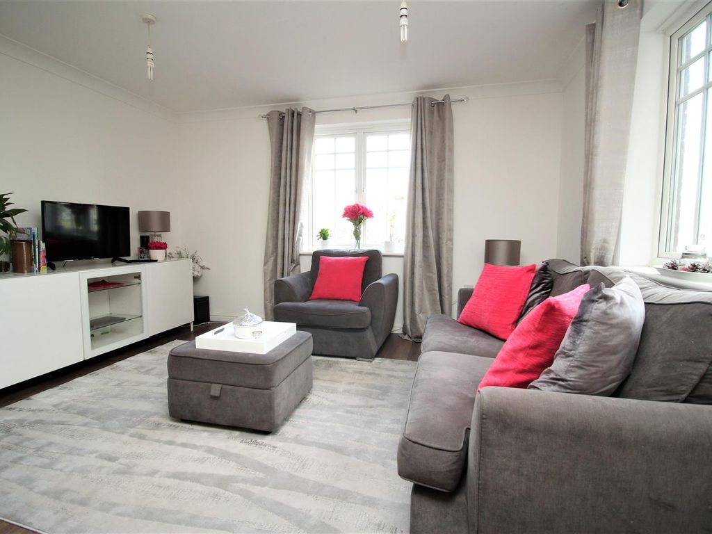 2 bed flat for sale in London Road, Hemel Hempstead HP3, £260,000