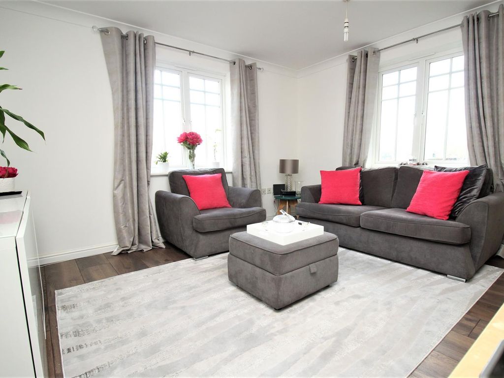 2 bed flat for sale in London Road, Hemel Hempstead HP3, £260,000