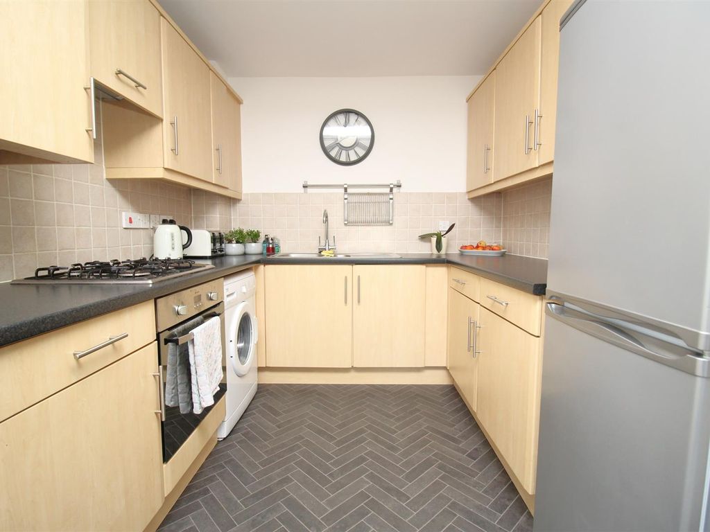 2 bed flat for sale in London Road, Hemel Hempstead HP3, £260,000