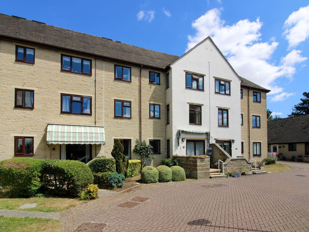 2 bed flat for sale in Barclay Court, Trafalgar Road, Cirencester GL7, £130,000