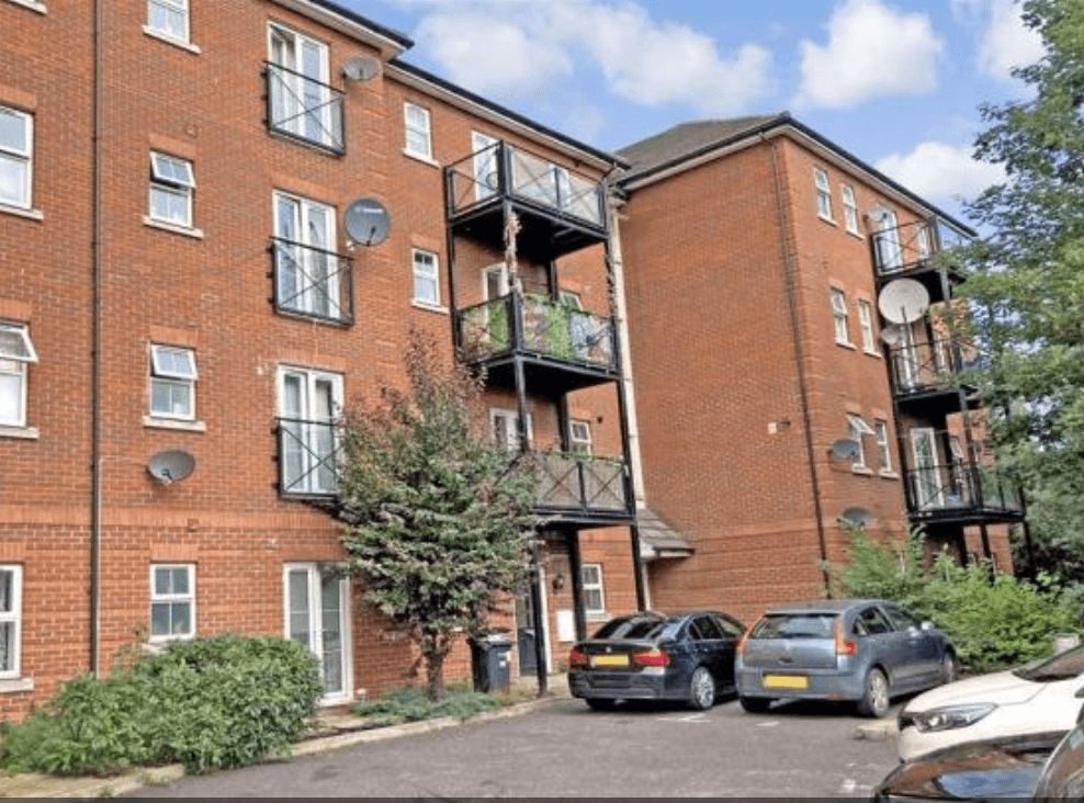 2 bed flat for sale in Piper Way, Ilford IG1, £275,000