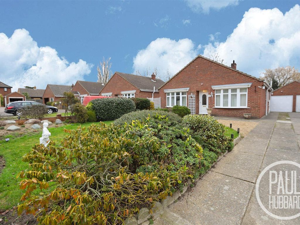 2 bed detached bungalow for sale in Kings Court, Hemsby NR29, £250,000